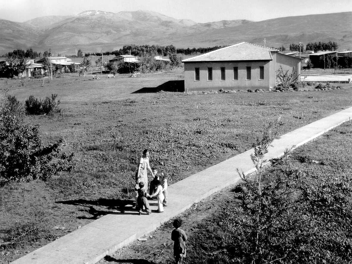  ילדי קיבוץ כפר בלום וברקע החרמון, 1955 ( (PHPS\1334845   